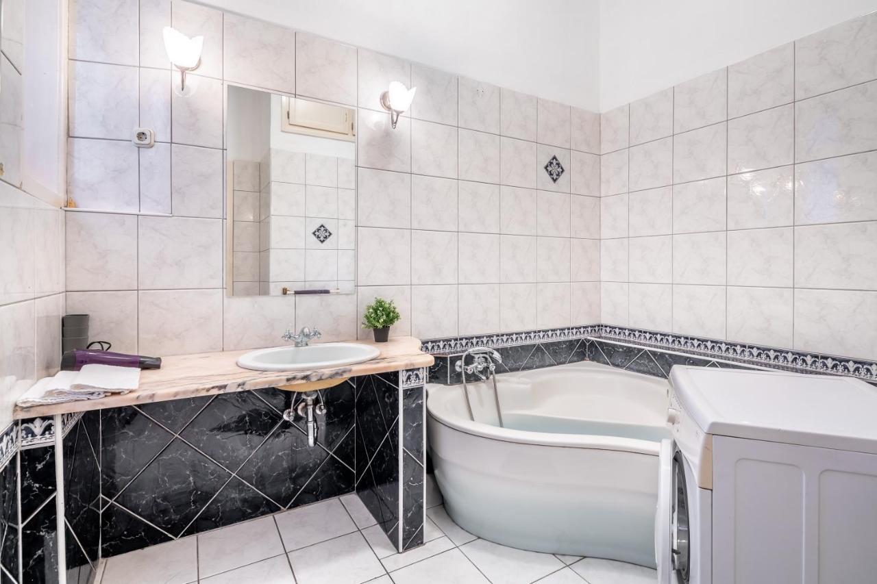 Huge Apartment In The City Center Budapeste Exterior foto